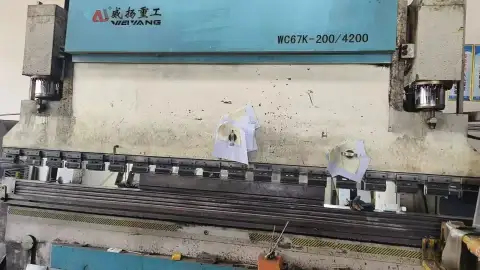 Листогибочный пресс тяжелого класса Weiyang 200 т, 4,2 м, б/у, с управлением DELEM DA 41 S