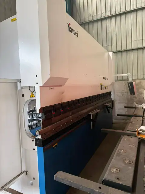 Plegadora usada Yawei de 160 toneladas y 4,1 m con servo electrohidráulico