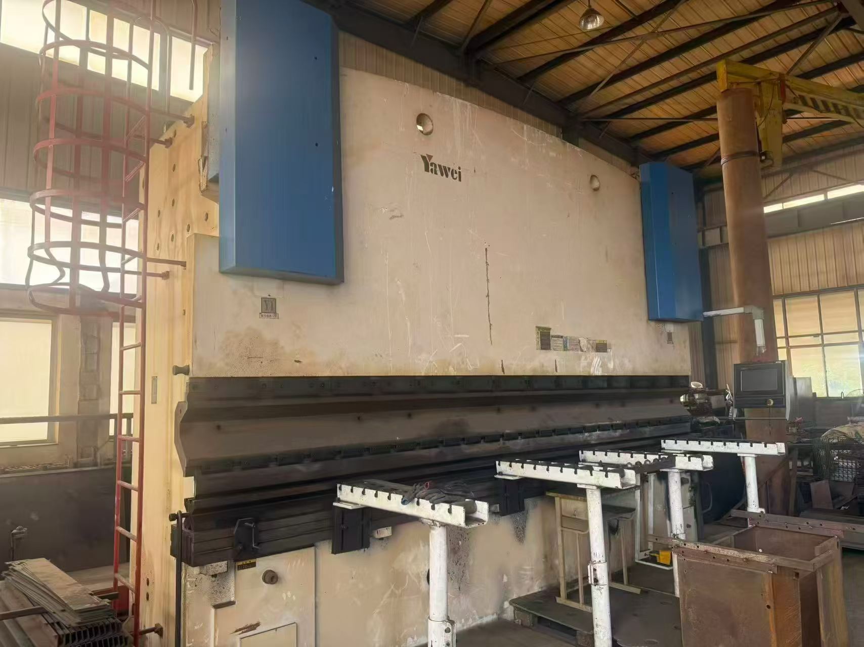 Plegadora CNC servo electrohidráulica Yawei PBA 500.5100 usada (4+1 ejes)