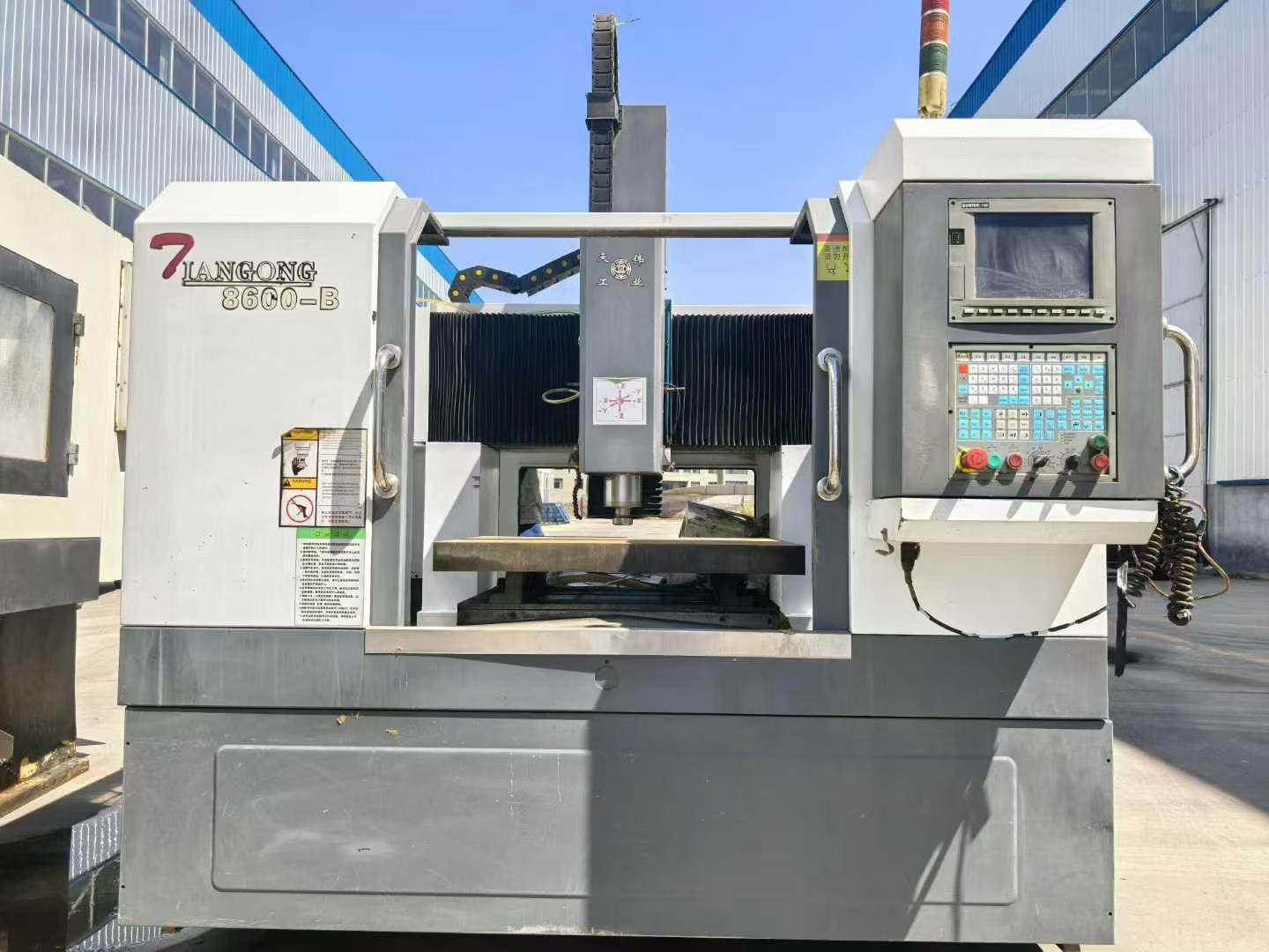 เครื่องแกะสลักและกัด CNC 8060 มือสอง พร้อมสปินเดิล BT30