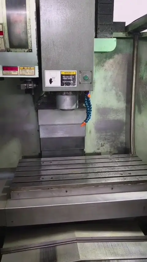 Centro de mecanizado vertical Baoji 850 usado con guías lineales/de caja