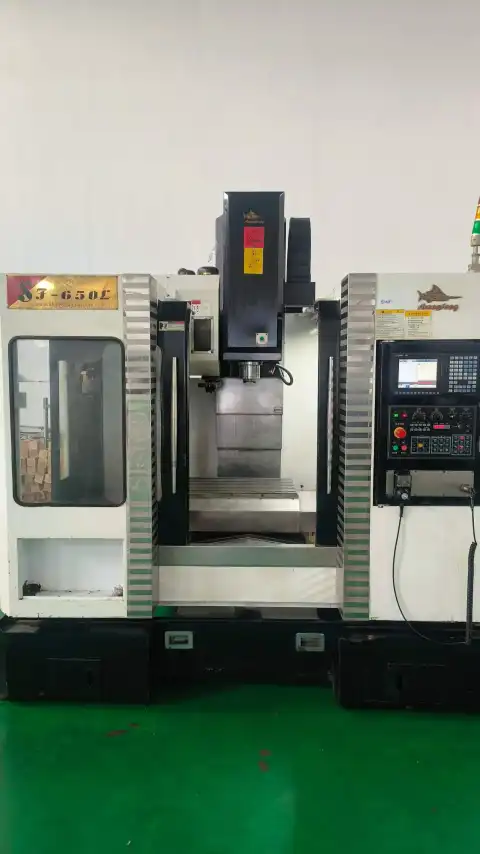 Centro de mecanizado vertical Shangfeng 650 usado con Mitsubishi M 70