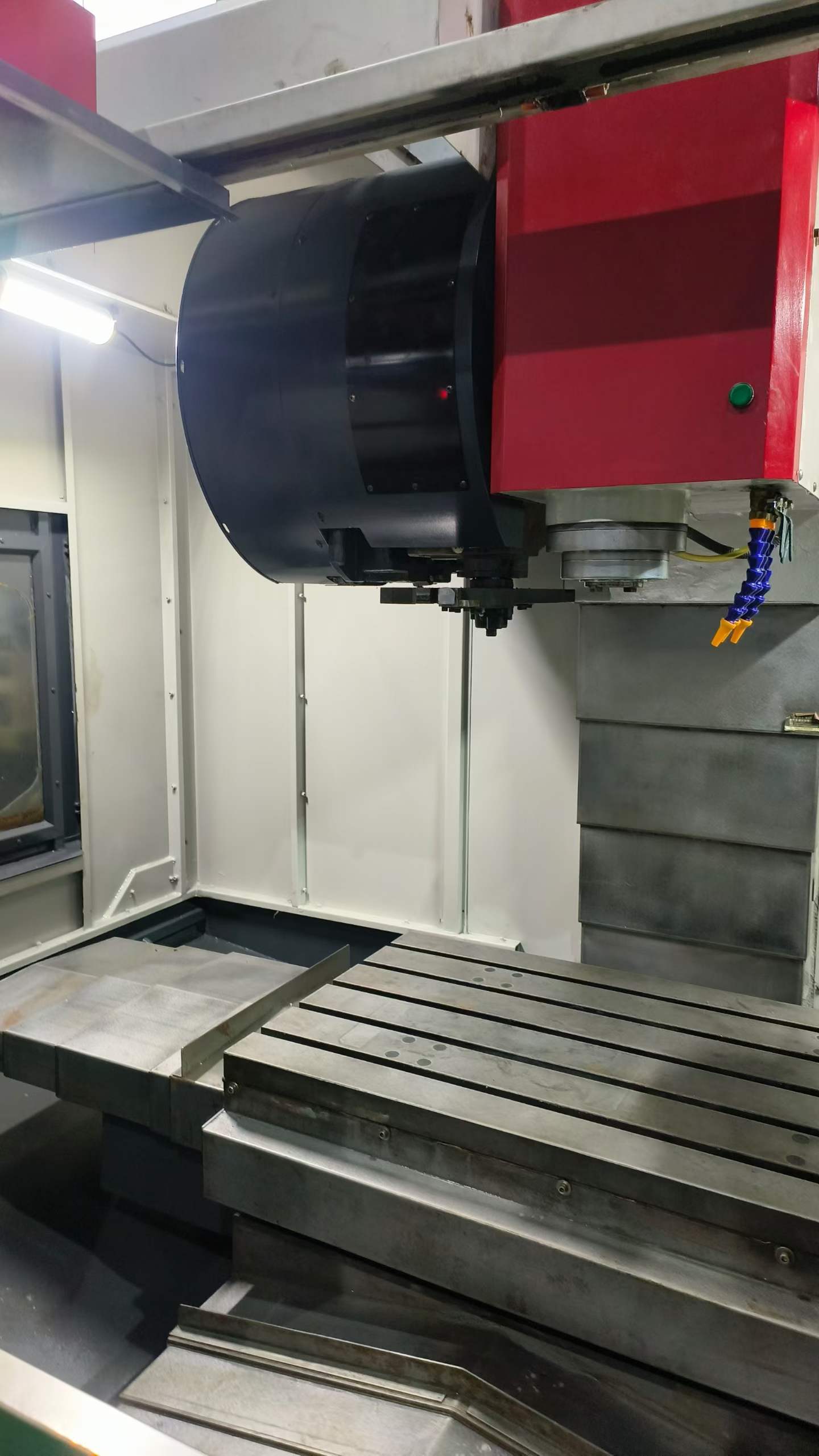 Used YingYuan 855 Machining Center with FANUC 0i-MF photo 4