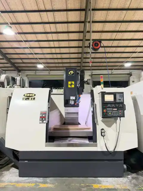 Centro de mecanizado vertical Chaoqun 850 L usado con Mitsubishi M 70