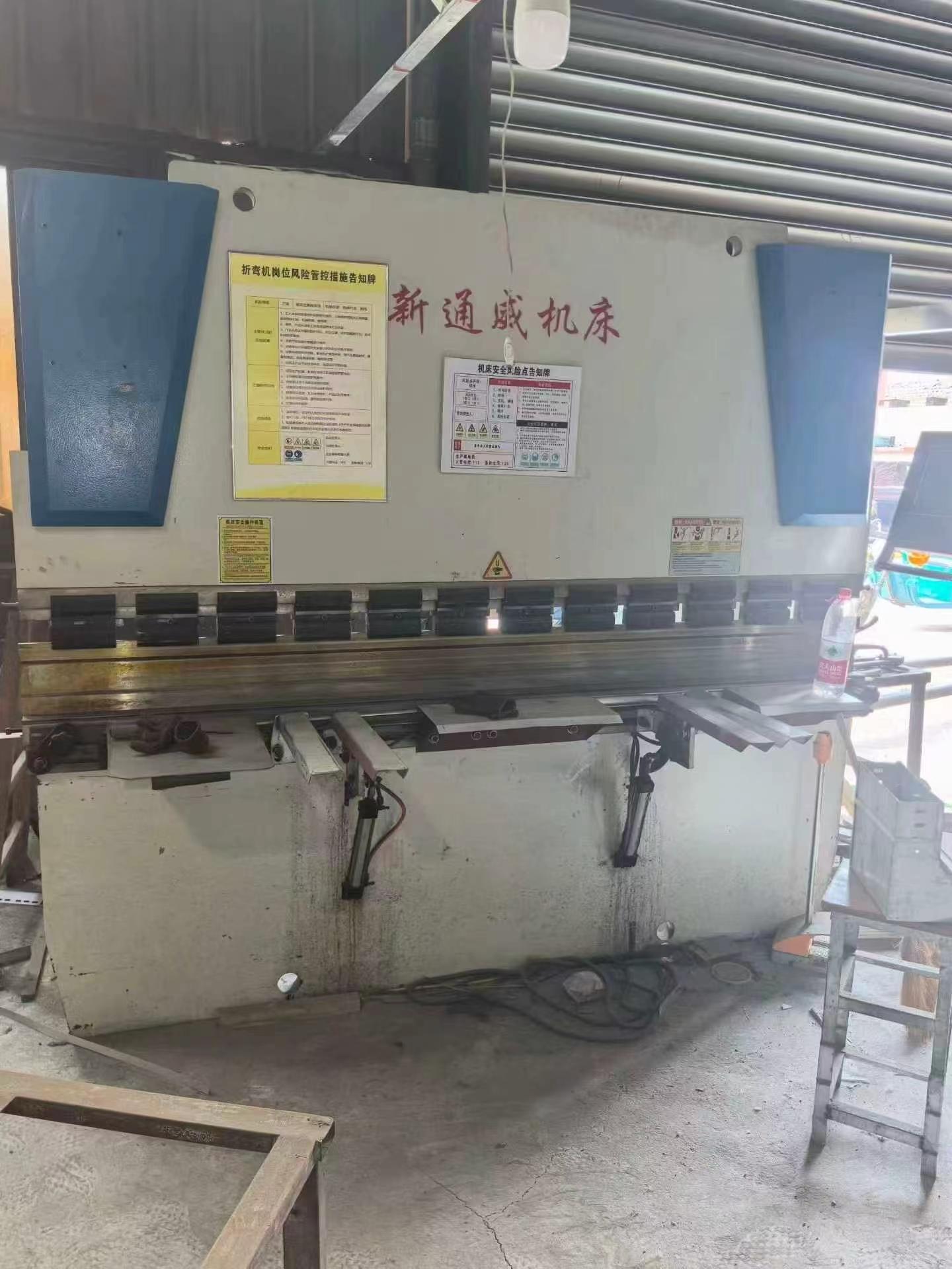 เครื่องพับโลหะ CNC 63 ตัน x 2500 มม.
