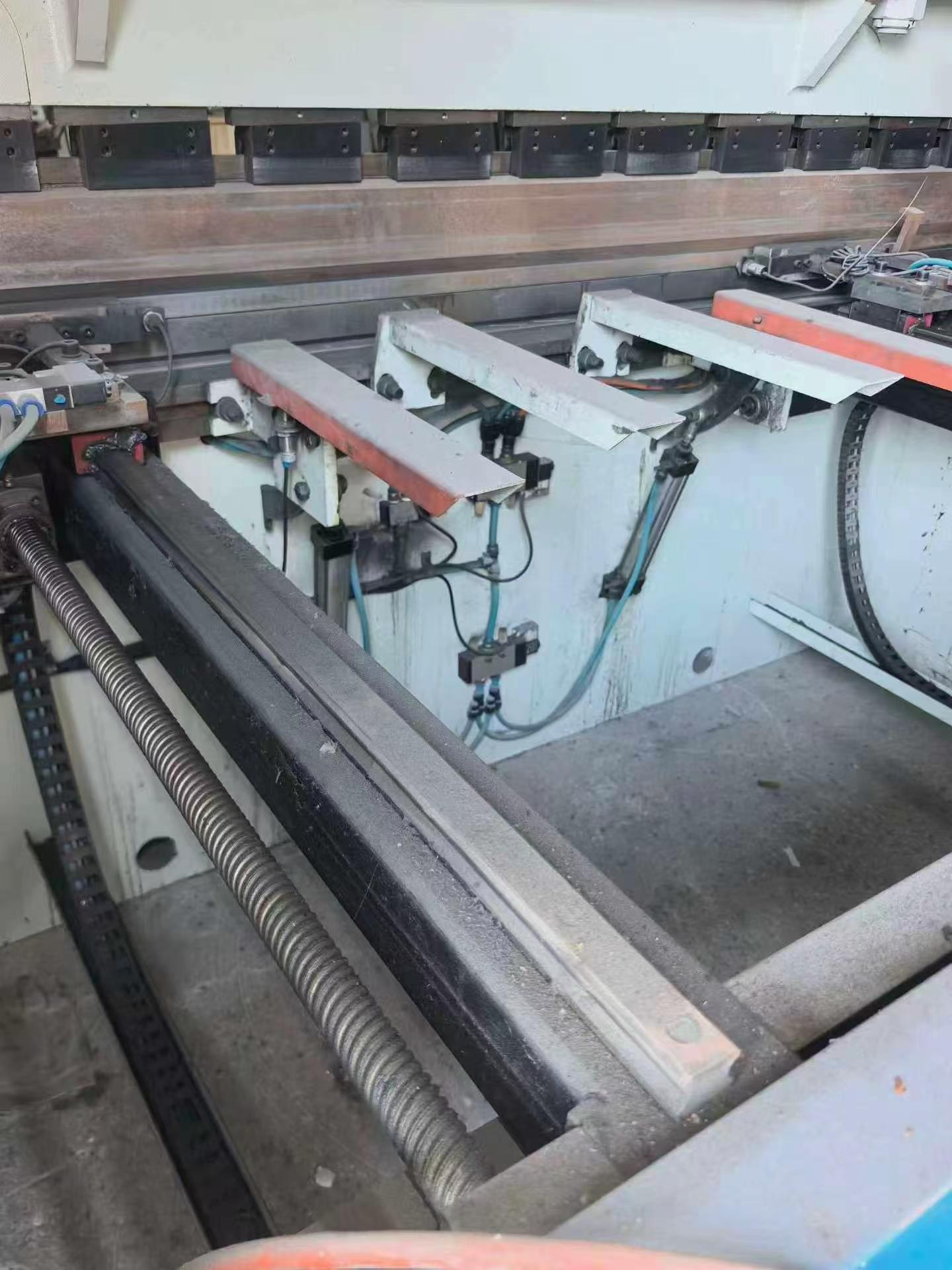 63 Ton x 2500 mm CNC Press Brake photo 2