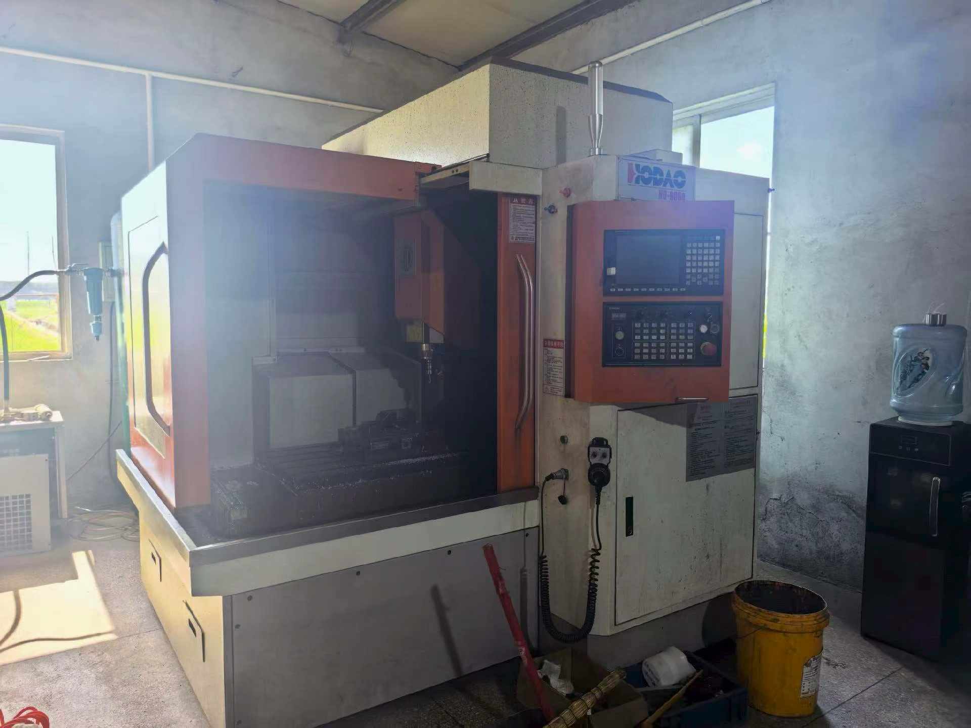 Máquina de grabado y fresado CNC Houdao 860 casi nueva