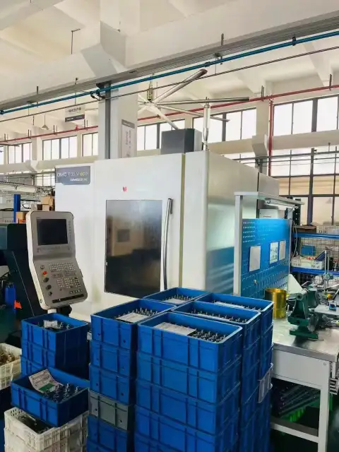 6 unidades de centros de mecanizado DMG MORI 635 V
