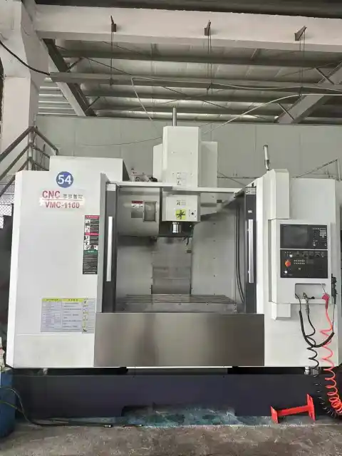 Centro de mecanizado Huaqun 1160 usado con control Mitsubishi M 80