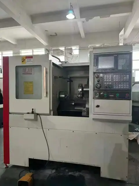 مخرطات CNC مستعملة من نوع البرج بسرير مائل ماركة Jiachuan 40 S للبيع