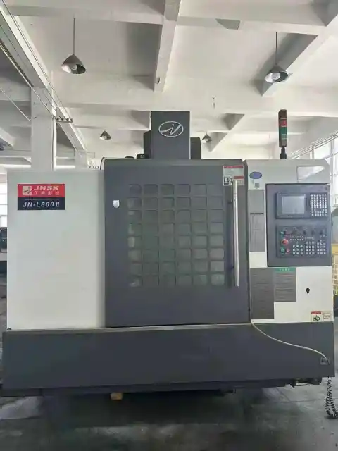 Centro de mecanizado vertical Jiangnan 850 usado con control Mitsubishi M 70