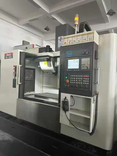 مركز تصنيع عمودي تايوي 850 L مستخدم مع تحكم FANUC MF