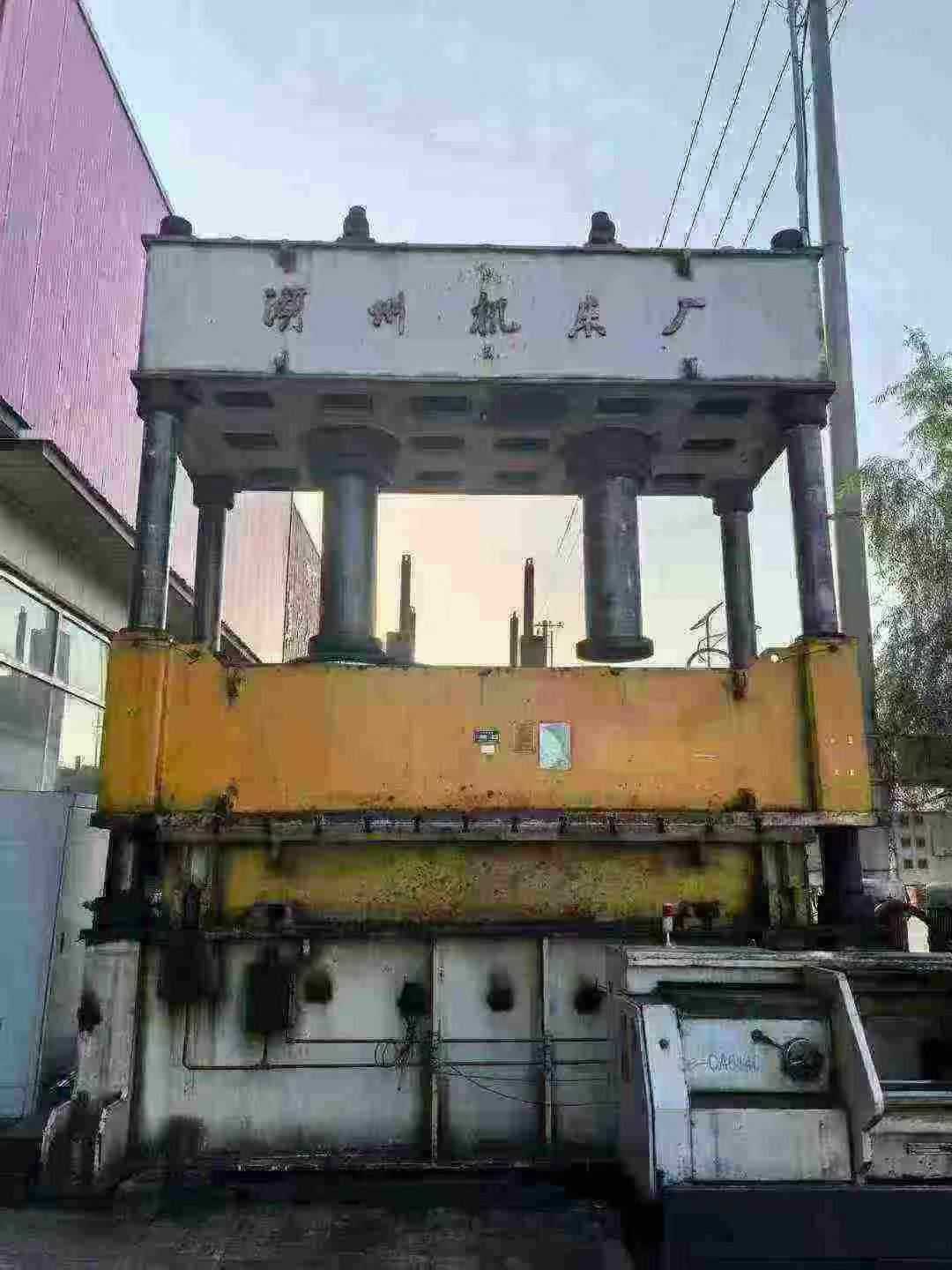 800 T Four-Column Hydraulic Press with 2 m x 4 m Worktable and Moving Table photo 1