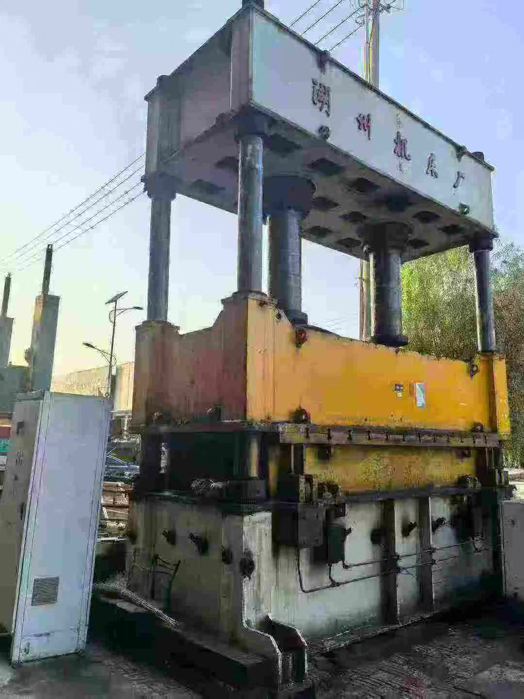 800 T Four-Column Hydraulic Press with 2 m x 4 m Worktable and Moving Table photo 2