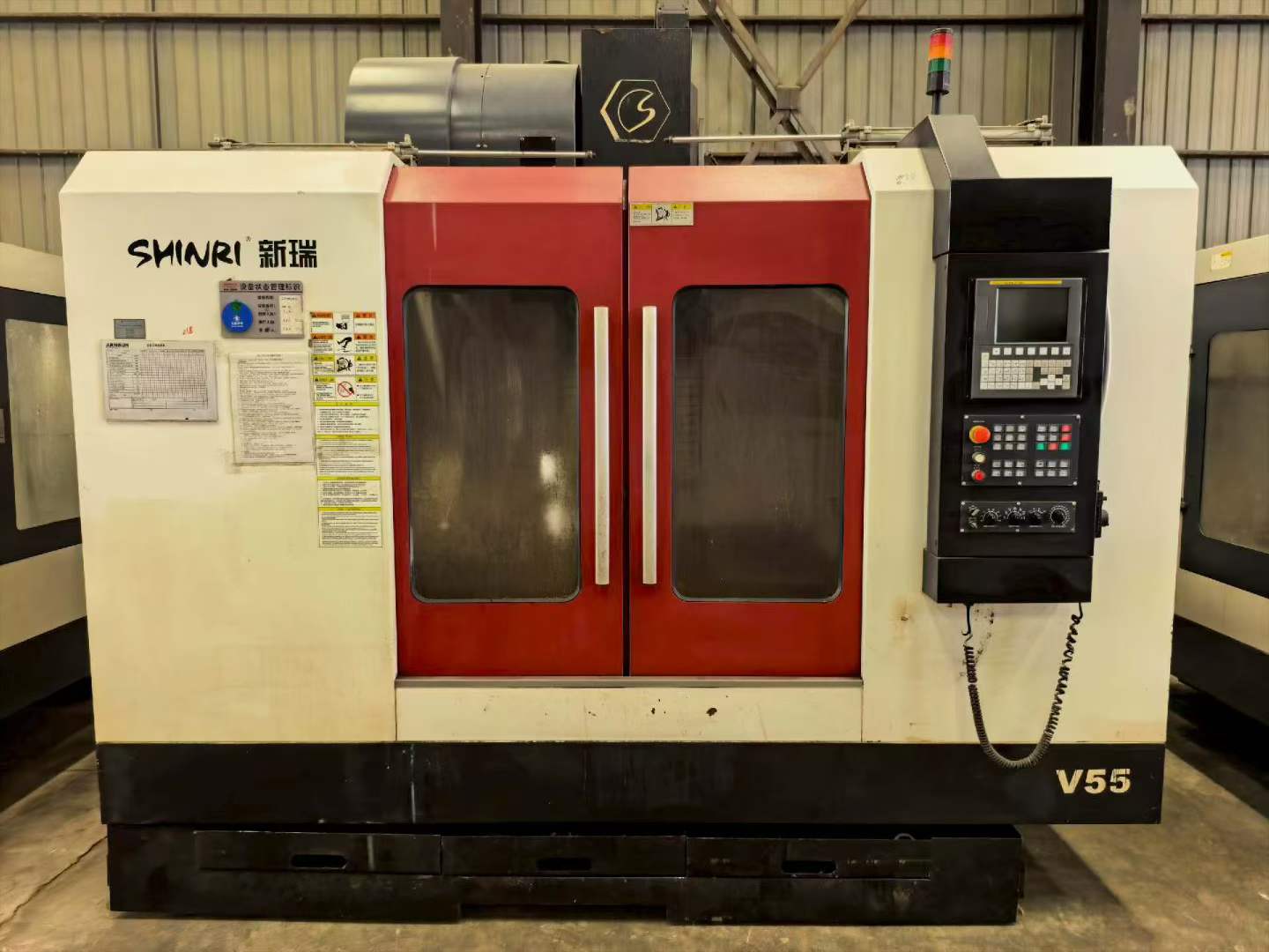 เครื่องแมชชีนนิ่งเซ็นเตอร์แนวตั้งแบบรางนำเชิงเส้น SHINRI V 55 มือสอง พร้อม FANUC