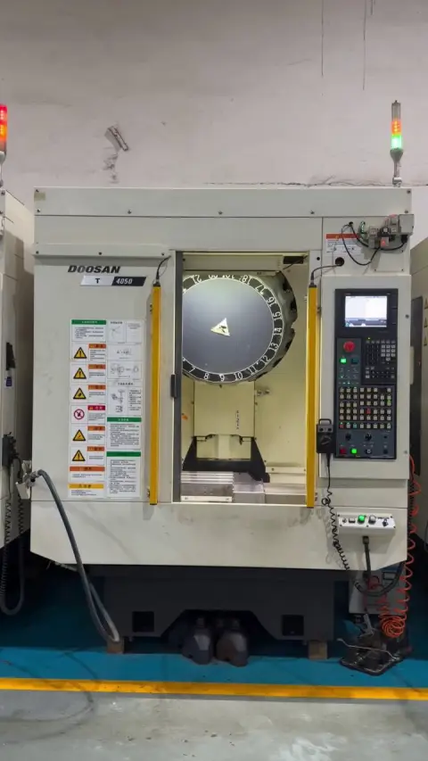Centro de taladrado y roscado CNC DN Solutions T 4050 usado con Mitsubishi M 80 A