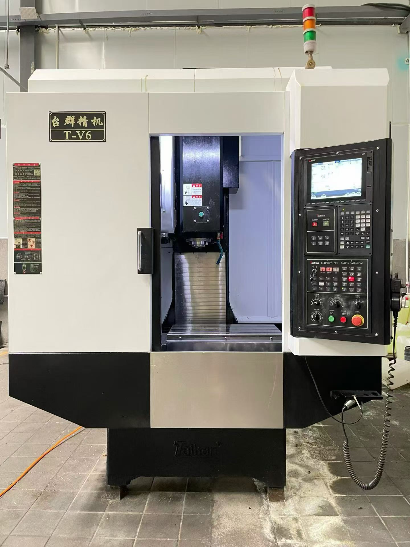 Quasi-New T-Winner V 6 Vertical Machining Center with Mitsubishi M 80 Control photo 1
