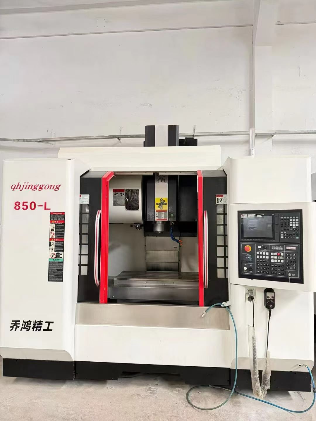 Used Qiaohong 850 Machining Center with Mitsubishi M 80 photo 2