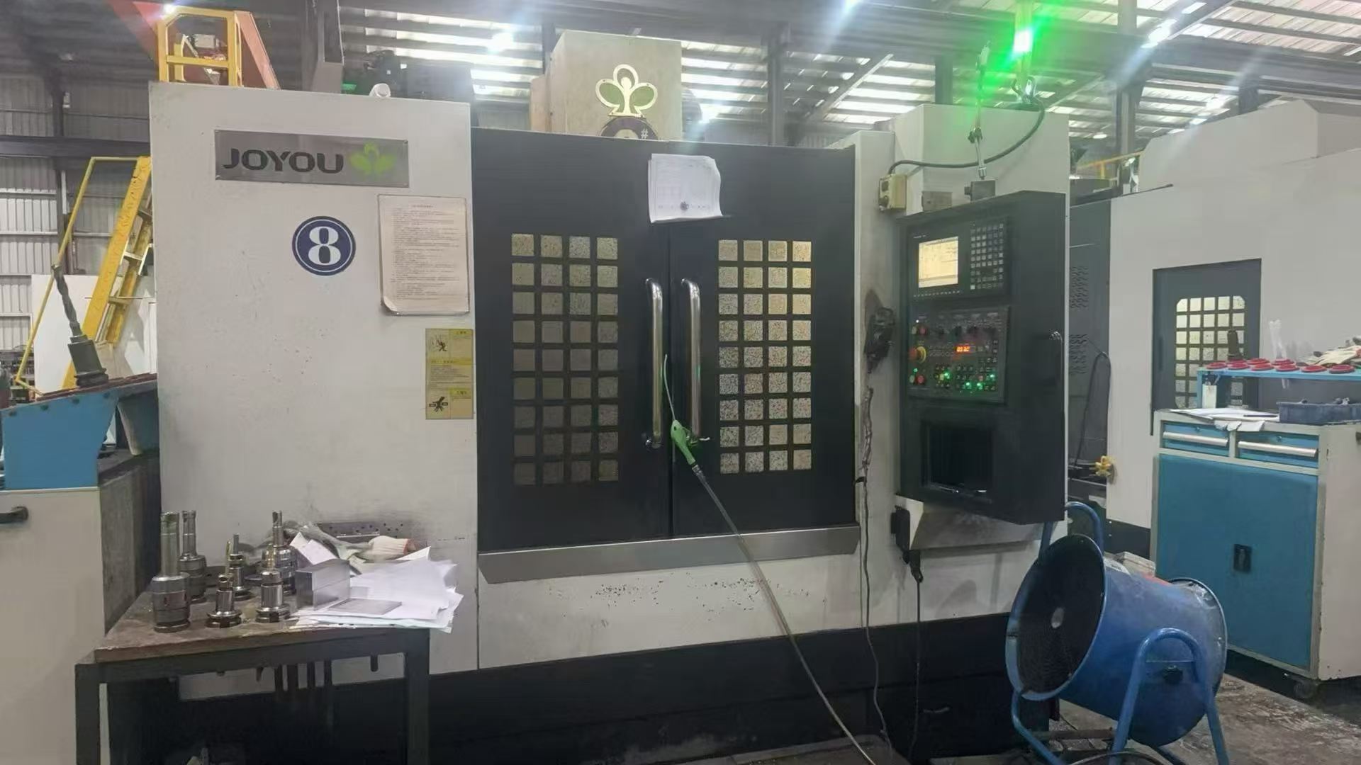 เครื่องแมชชีนนิ่งเซ็นเตอร์แนวตั้ง Qiaoyang 850 มือสอง พร้อมระบบควบคุม Mitsubishi M 70