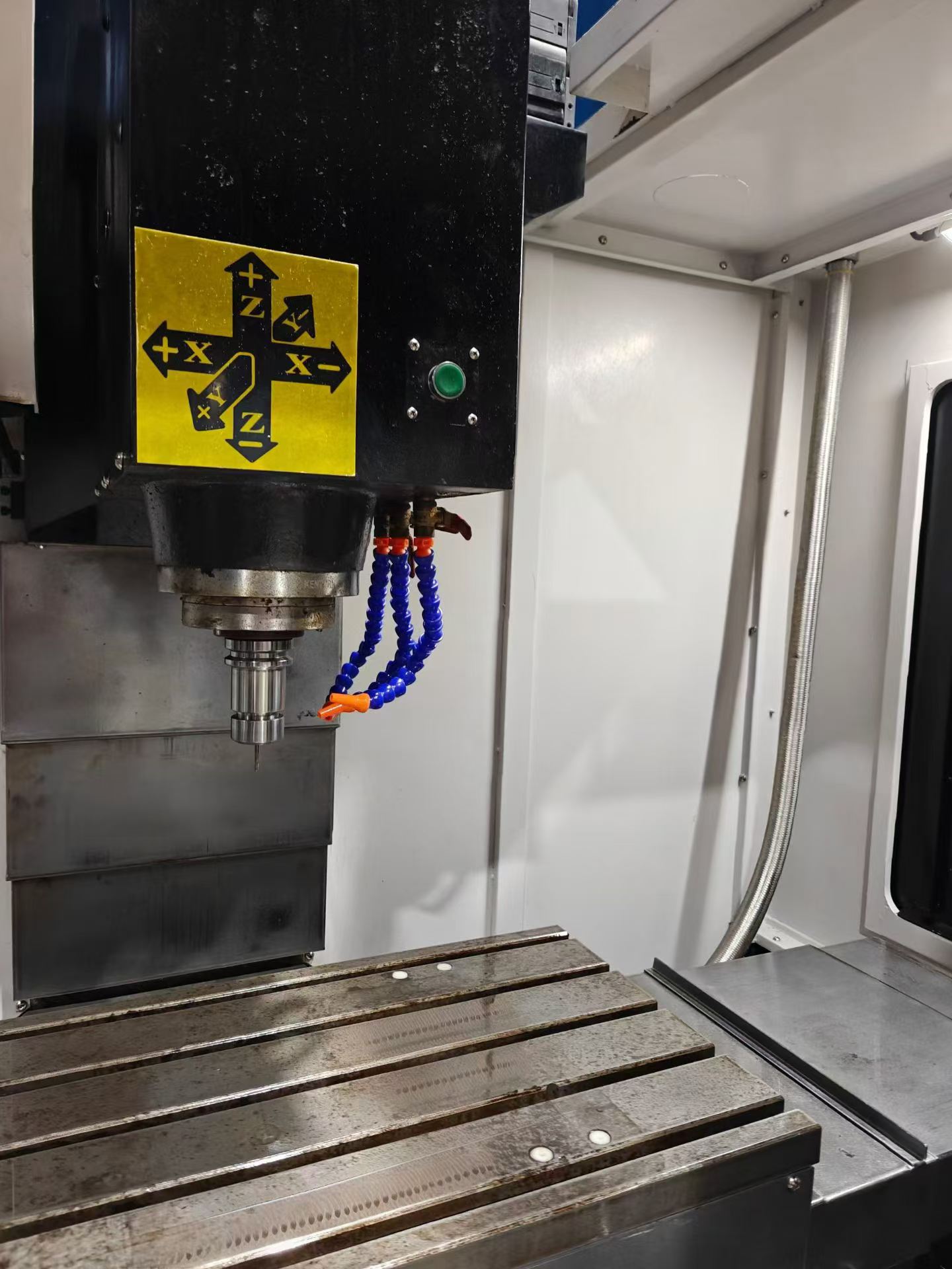 Used Taixin 850 Vertical Machining Center with Mitsubishi M 80 photo 4