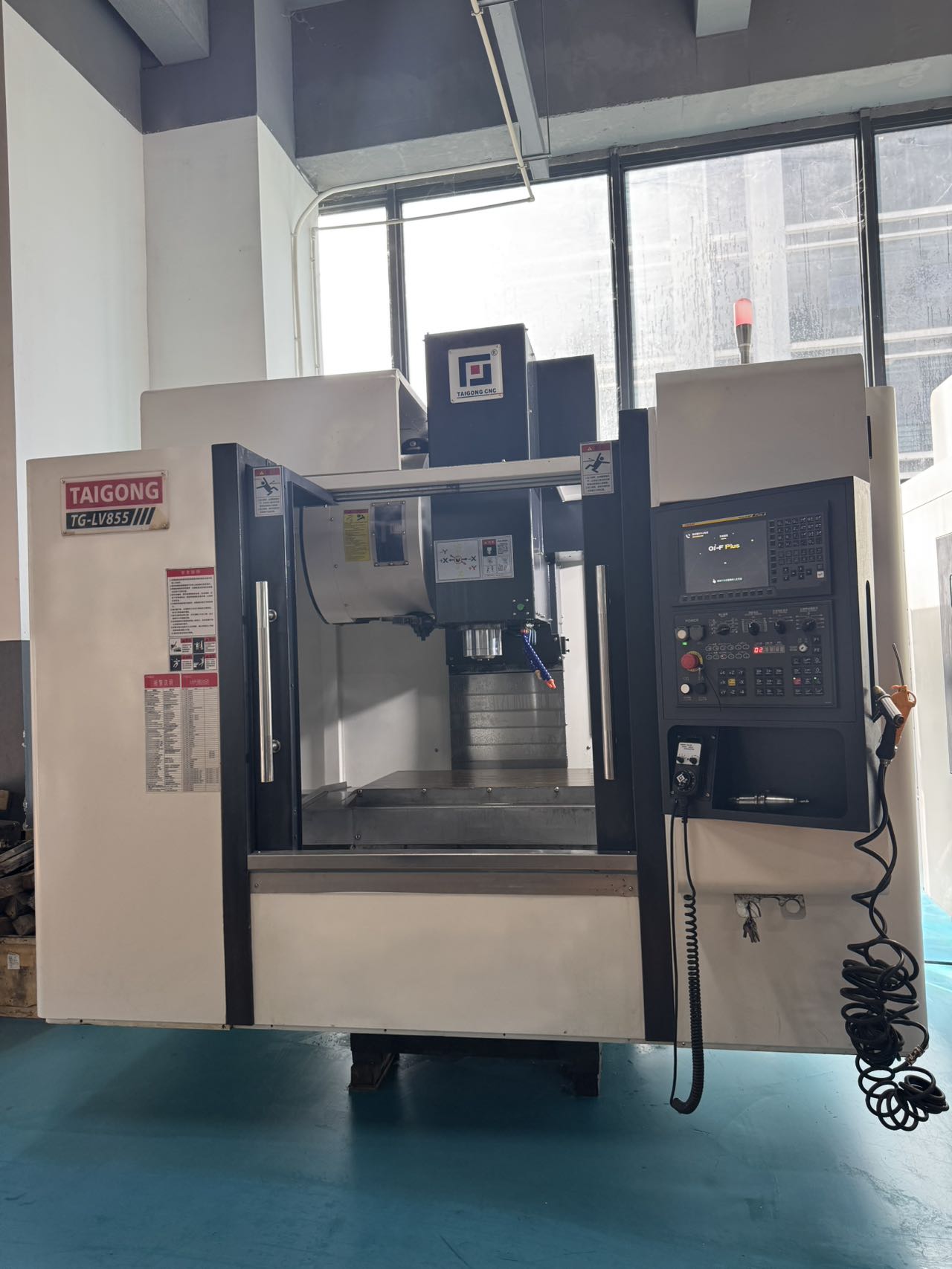 เครื่องแมชชีนนิ่งเซ็นเตอร์แนวตั้ง 855 มือสอง พร้อม FANUC Plus, BT40