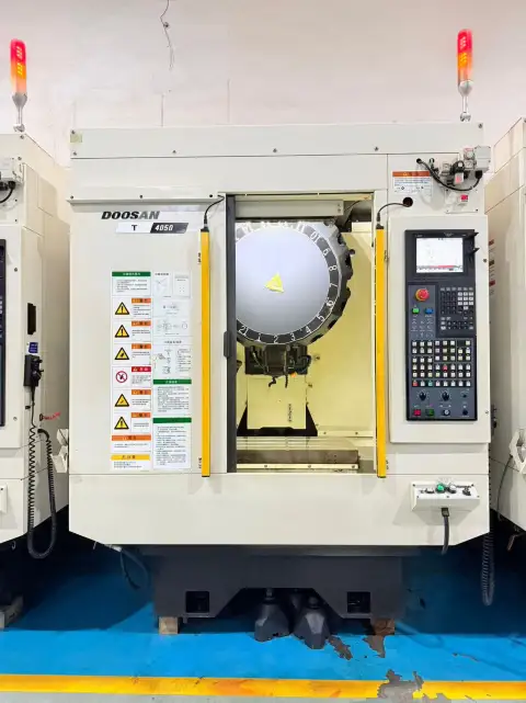Centro de taladrado y roscado DN Solutions T 4050 usado con Mitsubishi M 80 A