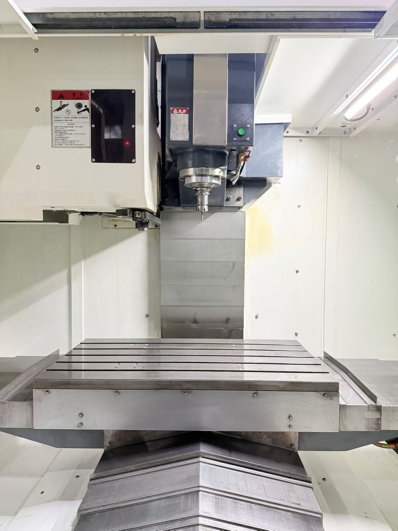 Used Yuchen V-TL 1060 Vertical Machining Center with Mitsubishi M 80 photo 4
