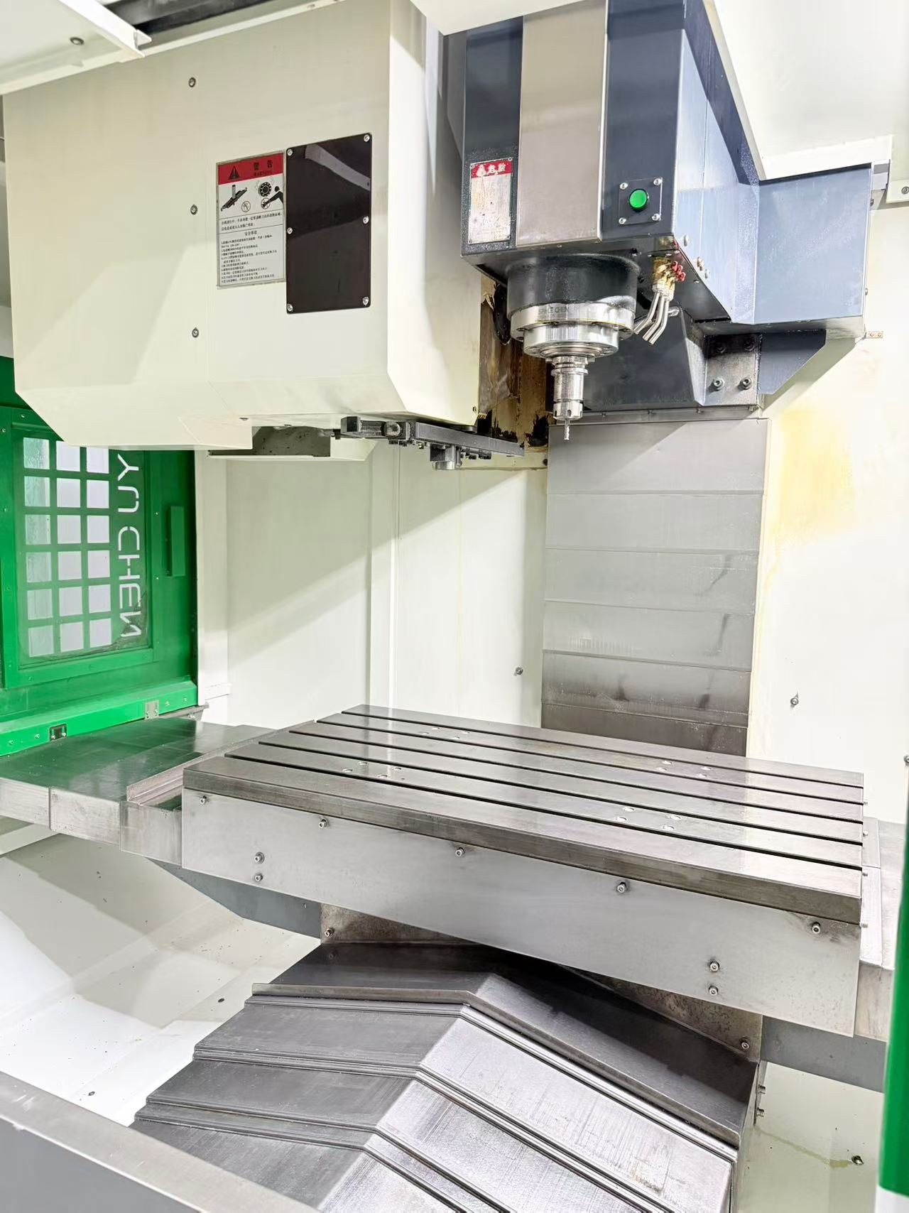 Used Yuchen V-TL 1060 Vertical Machining Center with Mitsubishi M 80 photo 5