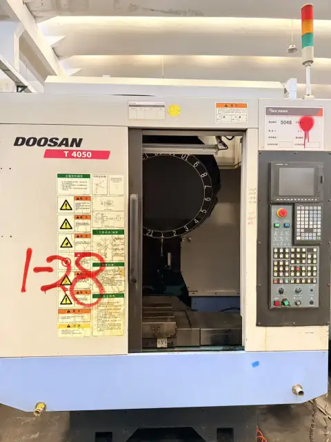 Centro de taladrado y roscado Doosan T 4050 usado