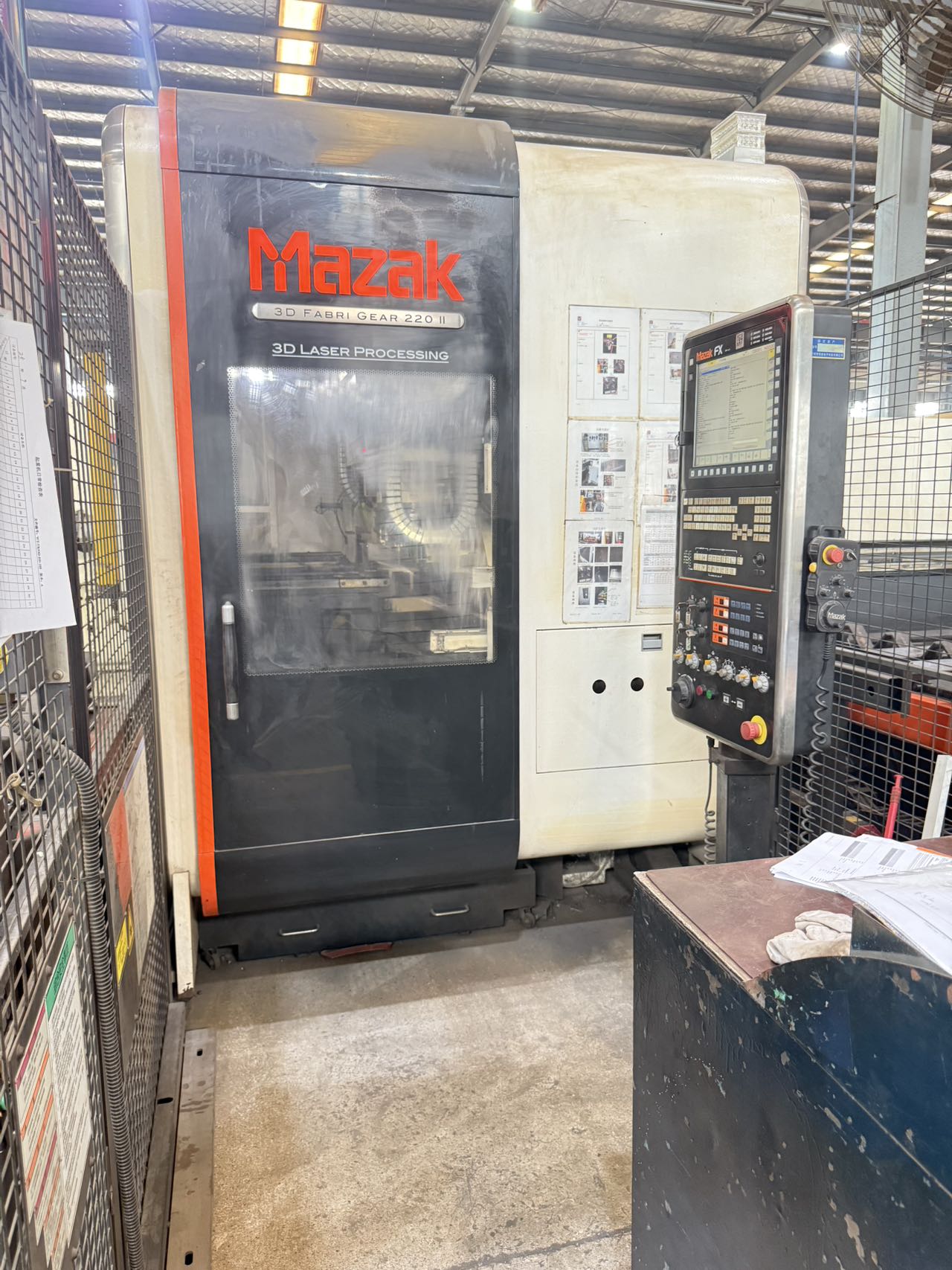 Máquina cortadora de tubos Mazak 3 D FABRI GEAR 220 II usada