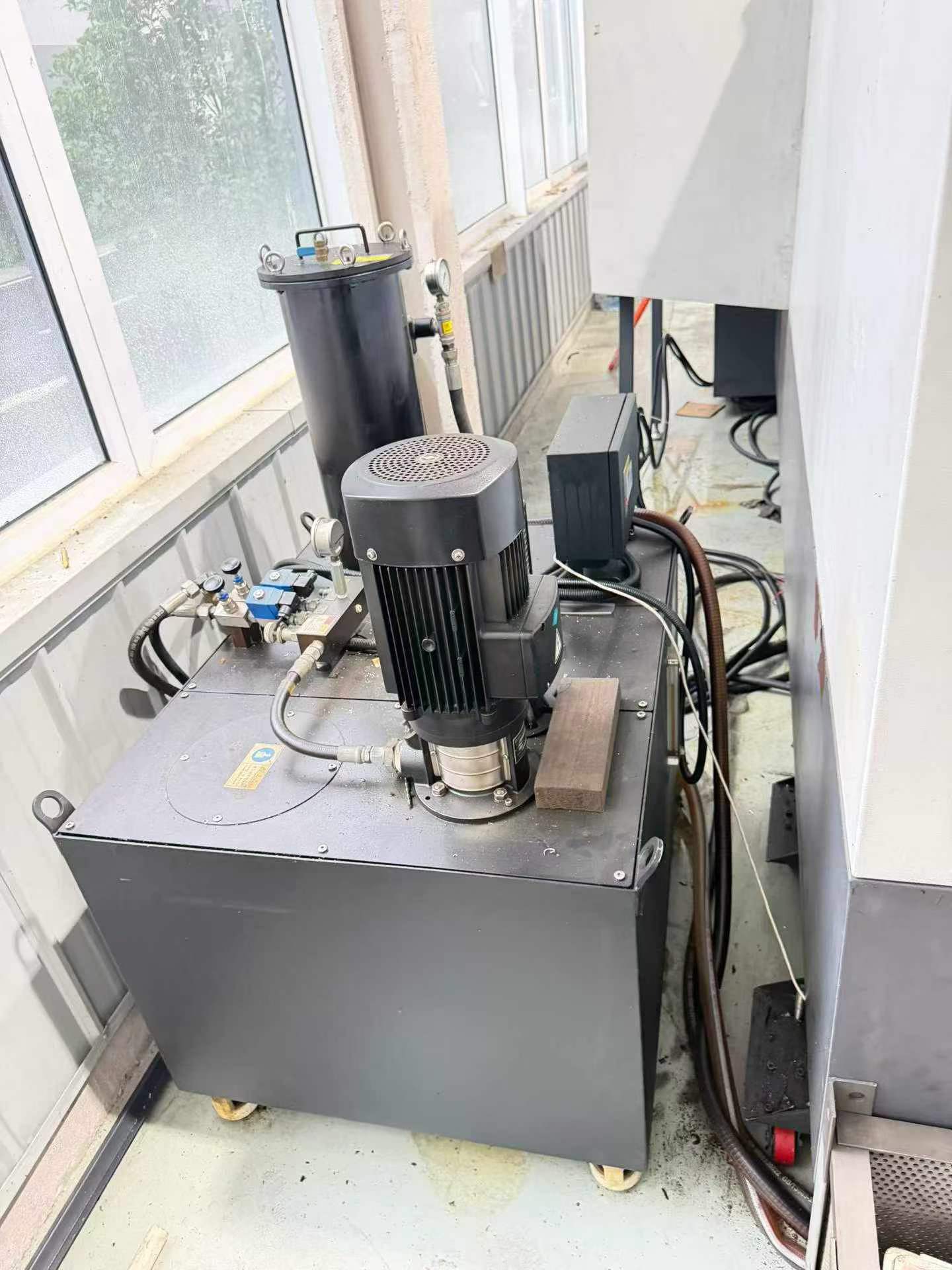 Used Taiwan Dawei 2515 Gantry Machining Center with BT50 Spindle photo 2