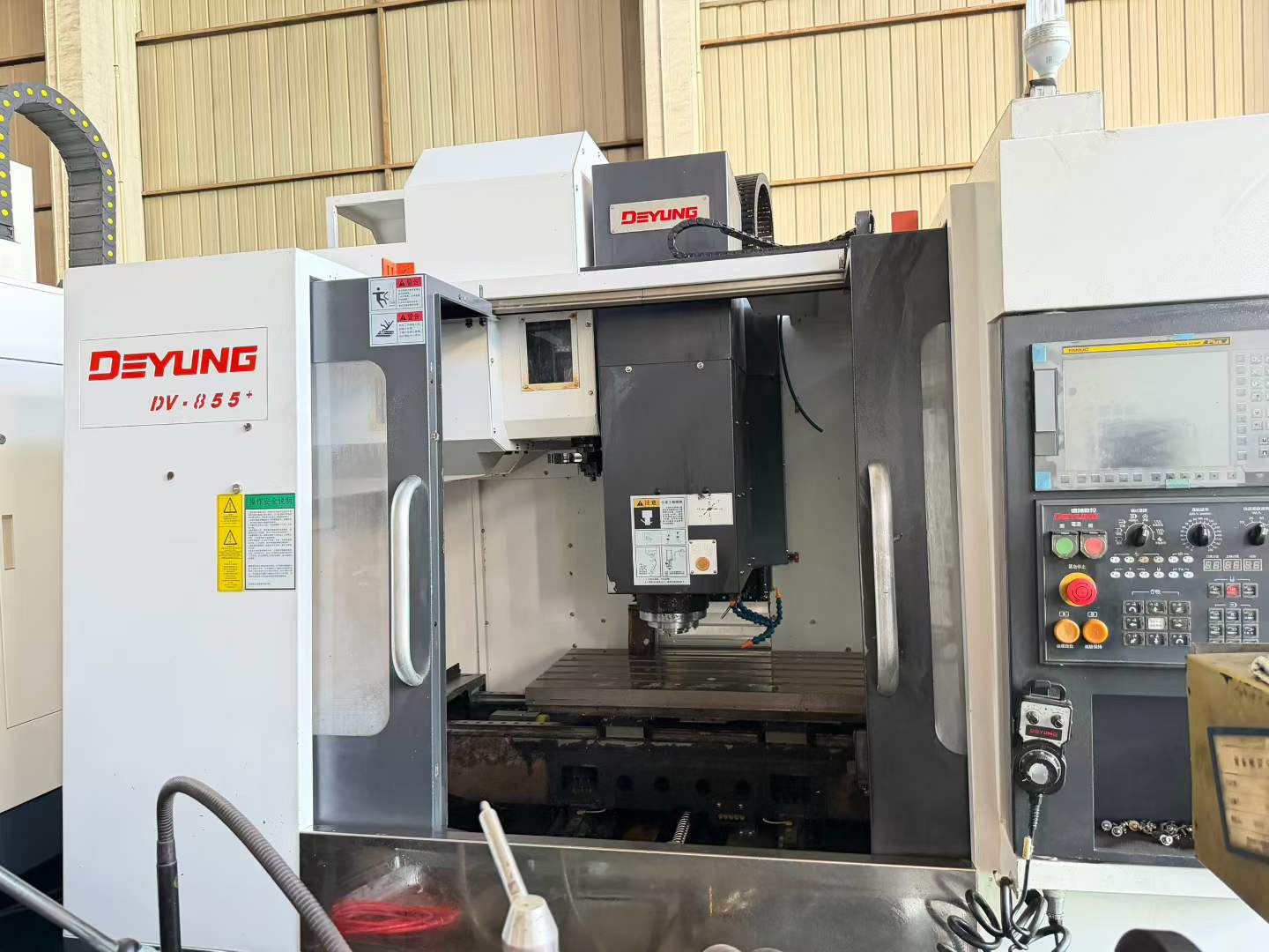 เครื่องแมชชีนนิ่งเซ็นเตอร์ Deyang 855 มือสอง พร้อม FANUC