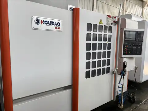 Centro de mecanizado vertical Houdao HD-V 8 usado con control Mitsubishi M 80