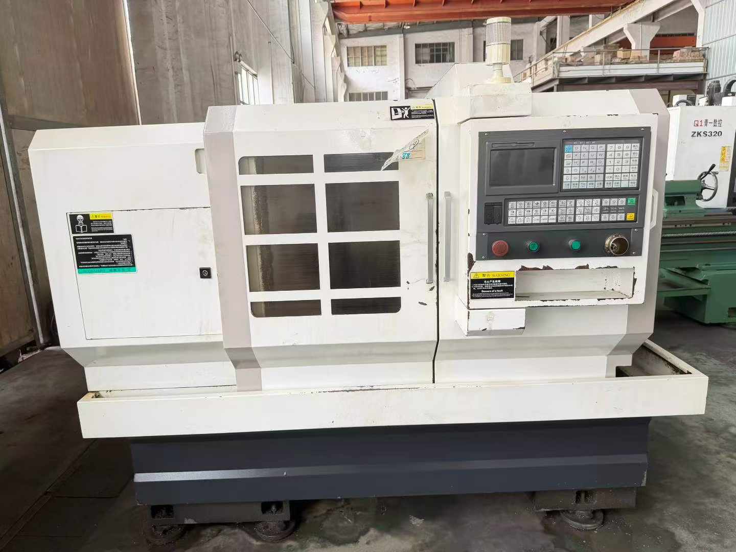 مخرطة CNC Nanjing Gaoming 6140 x 750 مستعملة مع نطاقات تروس