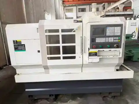 مخرطة CNC Nanjing Gaoming 6140 x 750 مستعملة مع نطاقات تروس