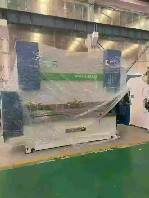 Новый листогибочный пресс с ЧПУ Shanghai Xinli 250 T x 3.2 м с контроллером DELEM 53 T