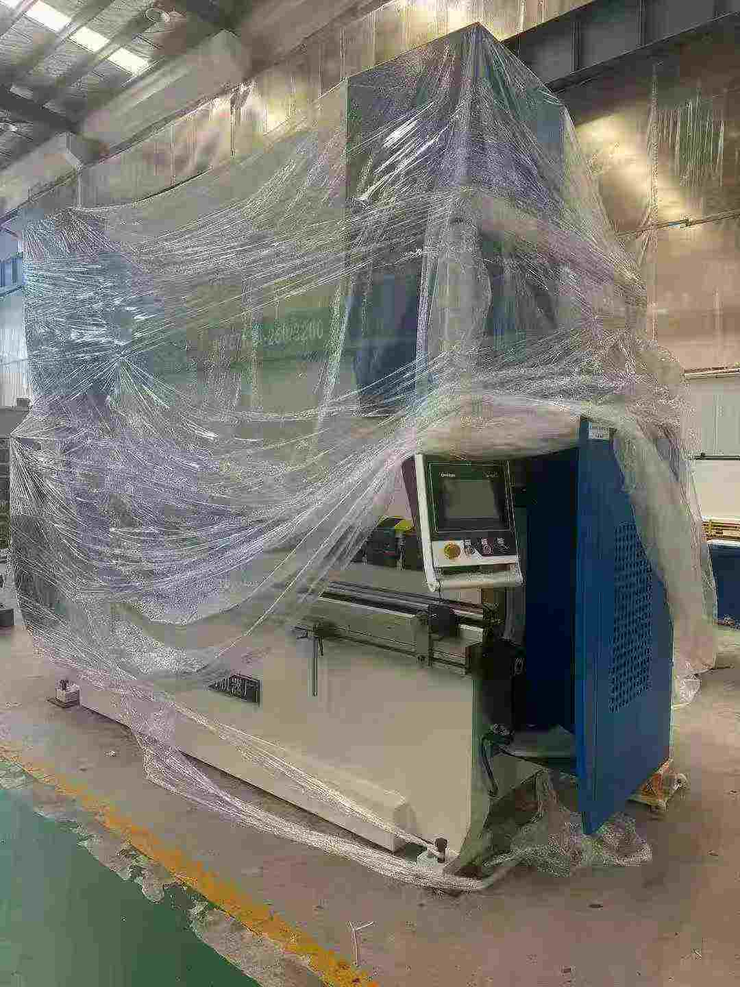 Brand New Shanghai Xinli 250 T x 3.2 m CNC Press Brake with DELEM 53 T photo 2