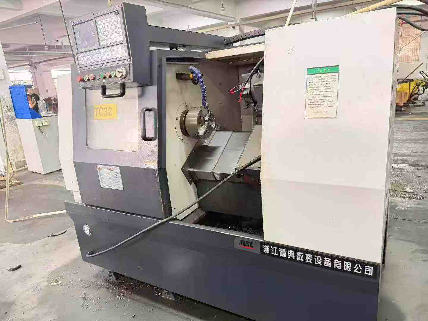مخرطة CNC برجية مستعملة Zhejiang Jingdian 32 مع ظرف 8 بوصة