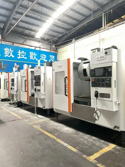 Centro de mecanizado vertical Hongyang 850 casi nuevo, 2023, con Mitsubishi M 80 A