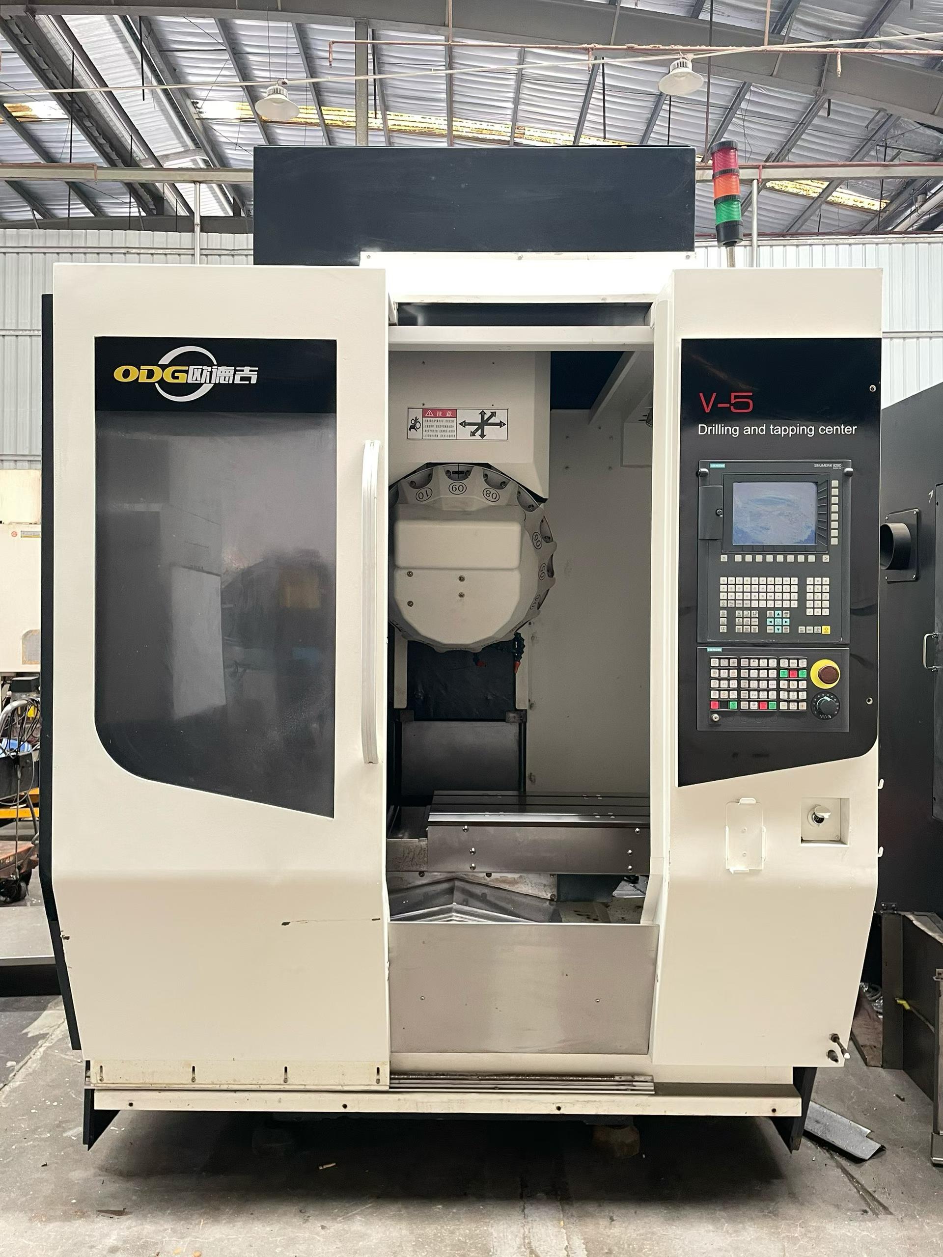 Unused JL 500 Vertical Machining Center with Siemens 828 D photo 2