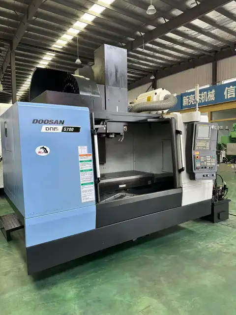 Centro de mecanizado DN Solutions DNM 5700 usado con control FANUC i Series