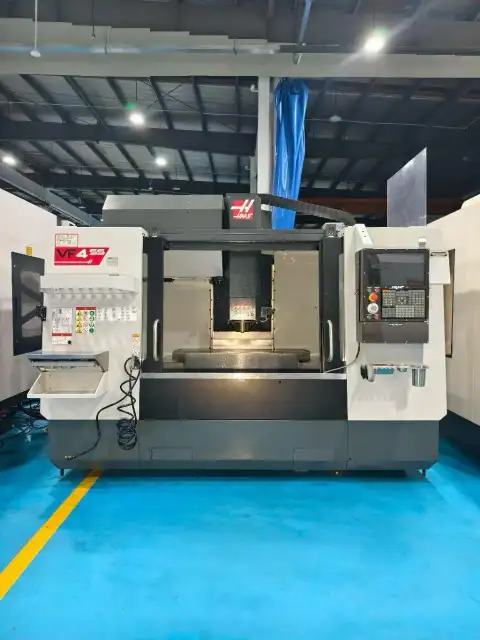 Centro de mecanizado vertical Haas VF-4 SS usado en venta