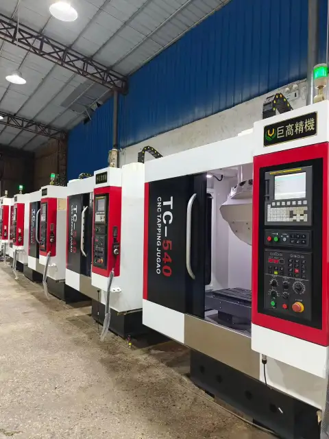 مركز حفر ولولبة GUGAO T 5 مستعمل مع نظام تحكم FANUC MF