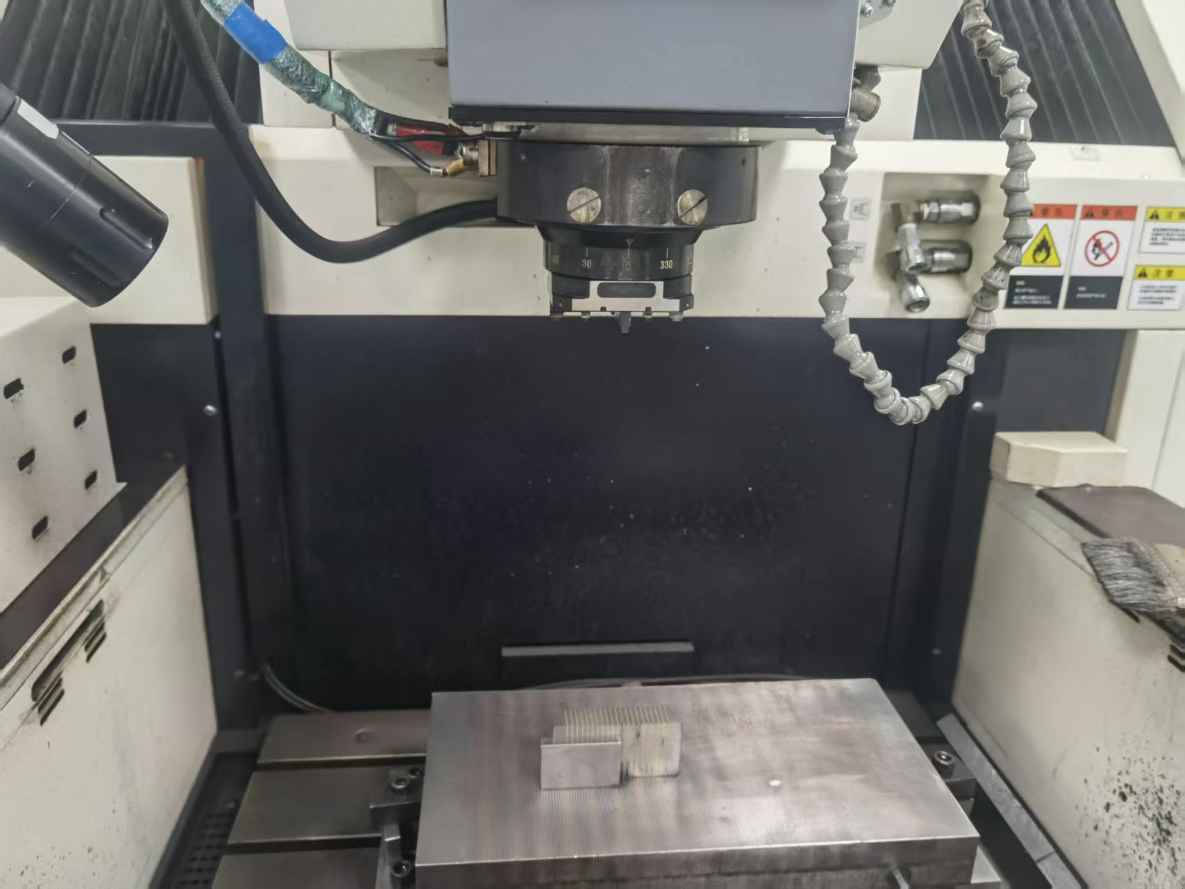 Used Makino EDAF 3 EDM Machine for Sale photo 4