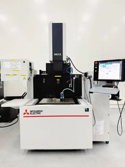 Máquina de electroerosión Mitsubishi SG 12 usada (configuración superior) con eje C y almacén de electrodos de 9 posiciones
