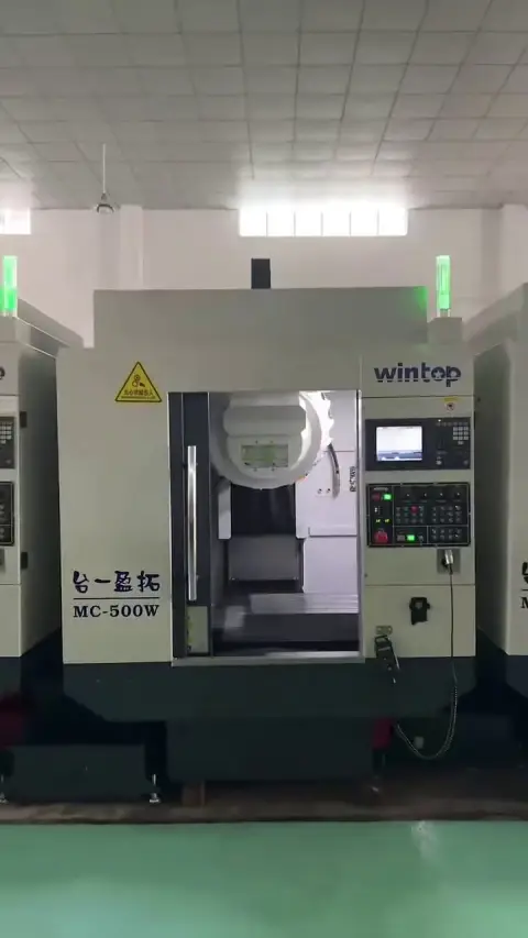 Centro de mecanizado vertical Taiyi Yingtuo MC-500 usado con Mitsubishi M 80 A