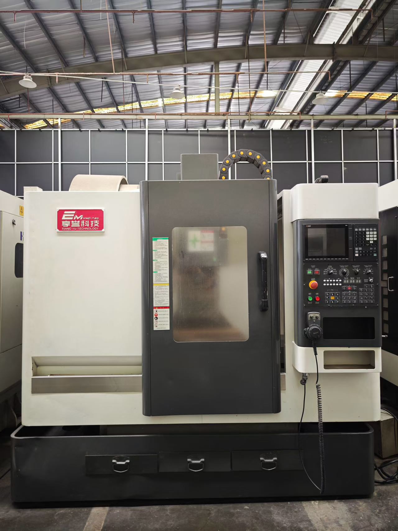 ศูนย์เครื่องจักรกล Xiangyu V 750 มือสองพร้อมระบบควบคุม Mitsubishi M 80 สำหรับขาย