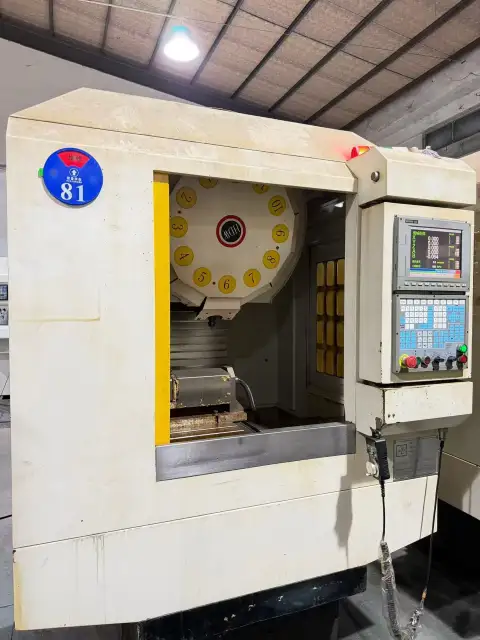 Máquina CNC Shenzhen Guanglijin T 5 usada con control SYNTEC y almacén de 12 herramientas