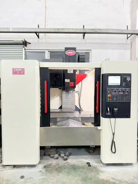 Centro de mecanizado vertical JiRFINE V-8 usado con control Mitsubishi M 80