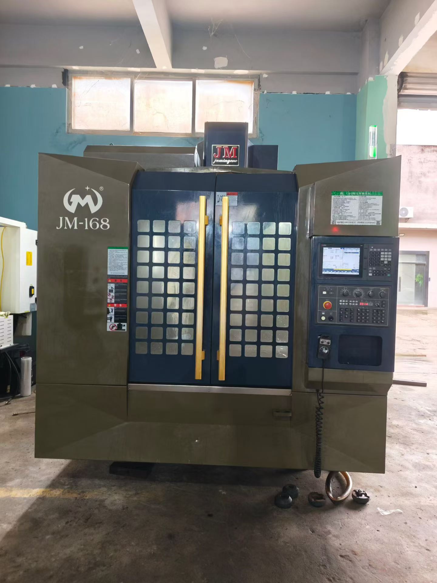 Pusat Pemesinan Vertikal representative machine